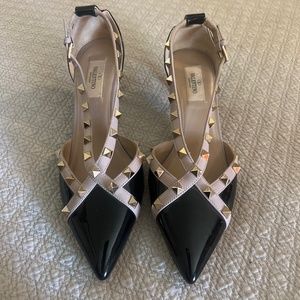 VALENTINO GARAVANI patent rockstud cross strap pumps black poudre